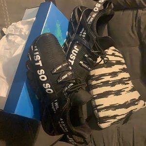 Black Just so so size 42. Worn once.